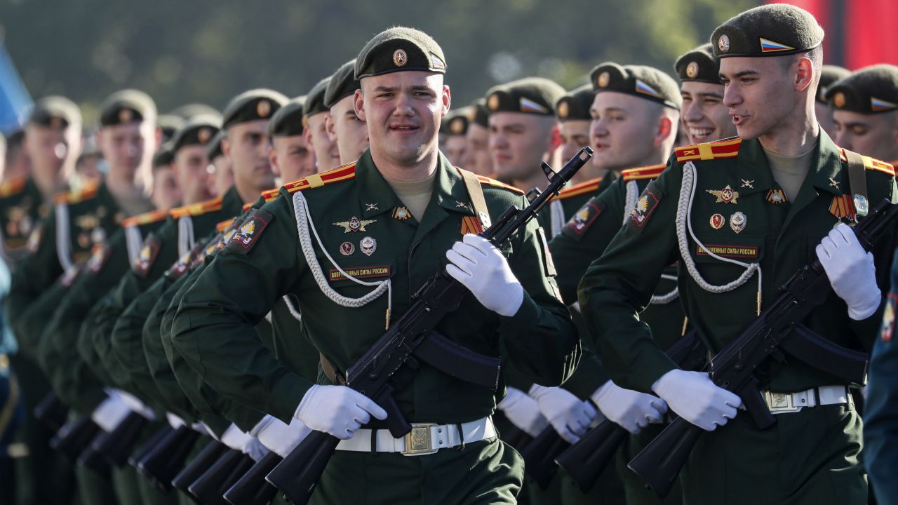 <p>Руски военнослужещи маршируват в центъра на Москва.</p>