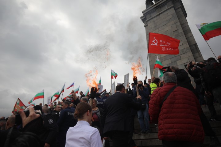 <p>Забраниха Безсмъртния полк в София, той обаче потегли към Паметника на Съветската армия</p>