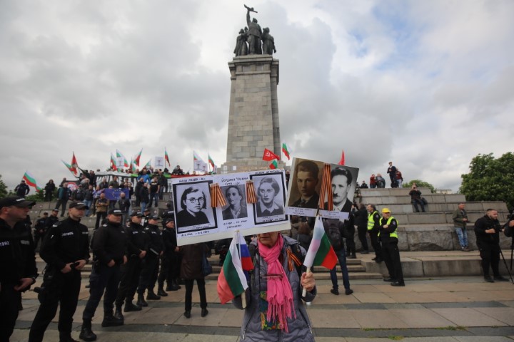 <p>Забраниха Безсмъртния полк в София, той обаче потегли към Паметника на Съветската армия</p>