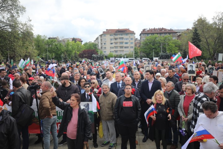 <p>Забраниха Безсмъртния полк в София, той обаче потегли към Паметника на Съветската армия</p>