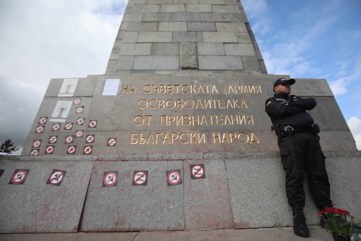 <p>Забраниха Безсмъртния полк в София, той обаче потегли към Паметника на Съветската армия</p>