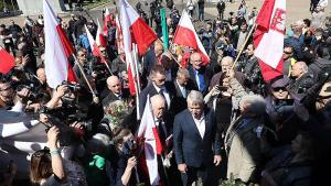 Активисти попречиха на посланика на Русия в Полша да положи