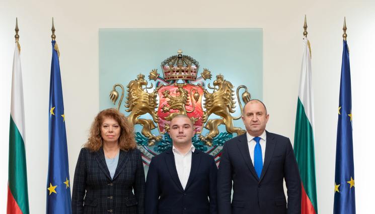 Христиан Пендиков - Вицепрезидентът връчва български документи на Христиан Пендиков