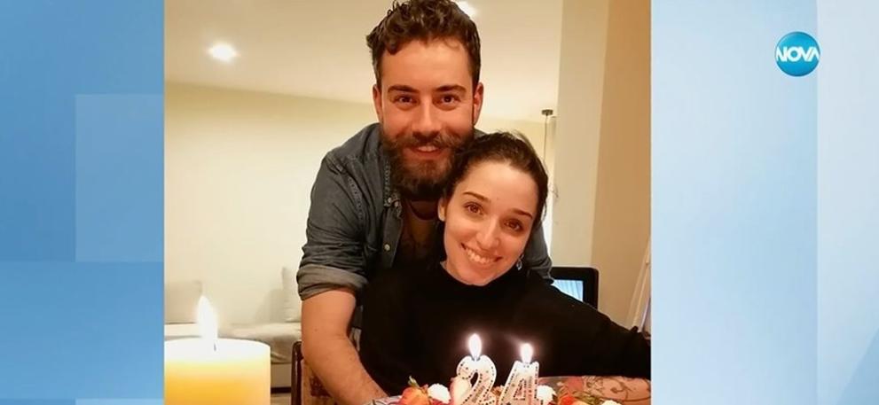 Втори ден хора се събраха на лобното място на двамата