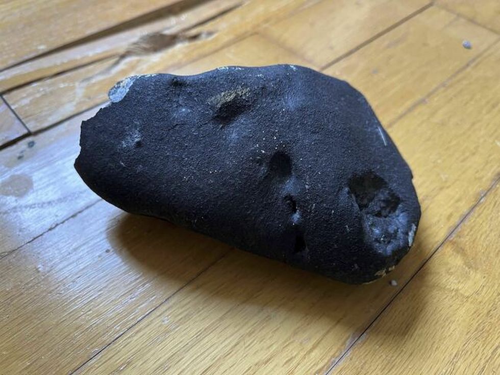Метален къс, за който се смята, че е метеорит, проби