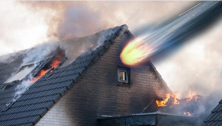 метеорит къща - КАМЪНИТЕ ПАДАТ: Метеорит удари жена, докато си пие кафето