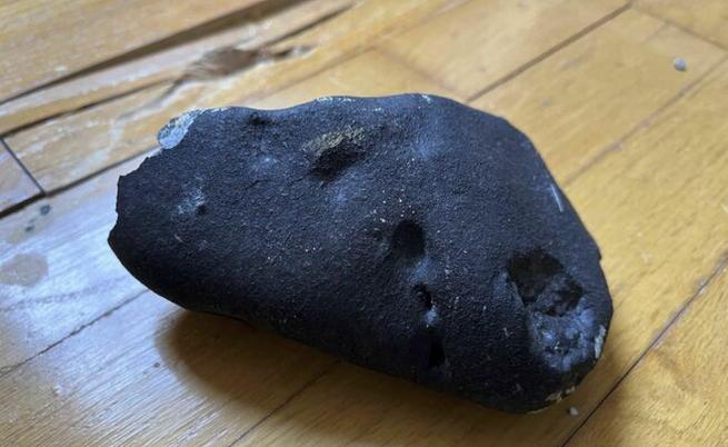 Метеоритът, разбил се в къща в САЩ, може да е парче от Халеевата комета на 5 млрд. години