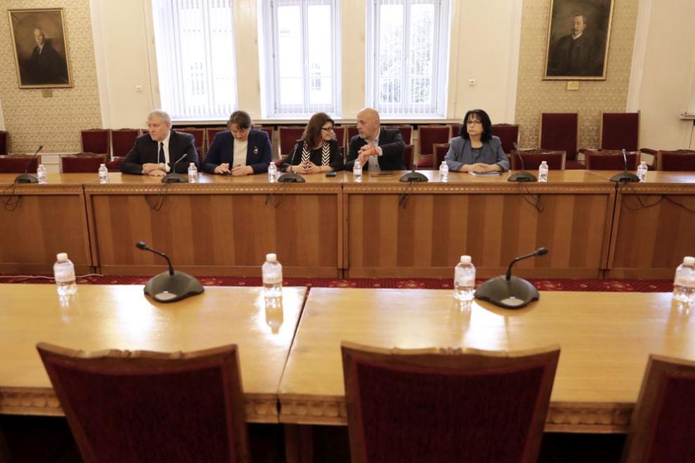 Отпадна срещата между Мария Габриел, ГЕРБ-СДС и ПП-ДБ. Причината е,