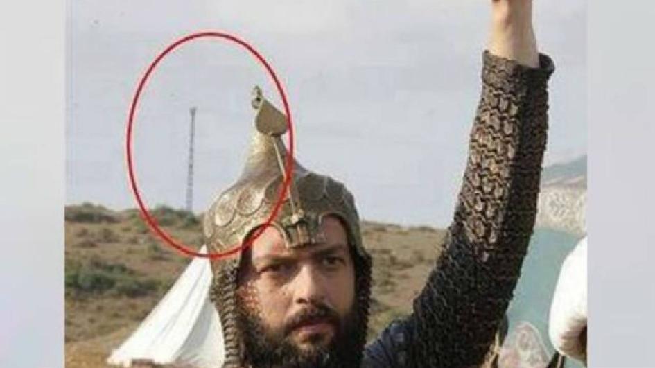 Султан Сюлейман Великолепни очевидно се е телепортирал в 20-и век. Или пък радиовишката зад него се е телепортирала в 17-и век.