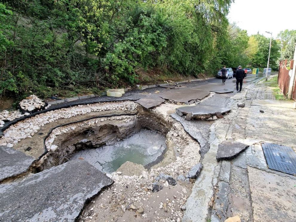 Магистралният водопровод Варна-Златни пясъци“ е аварирал отново тази сутрин, съобщиха