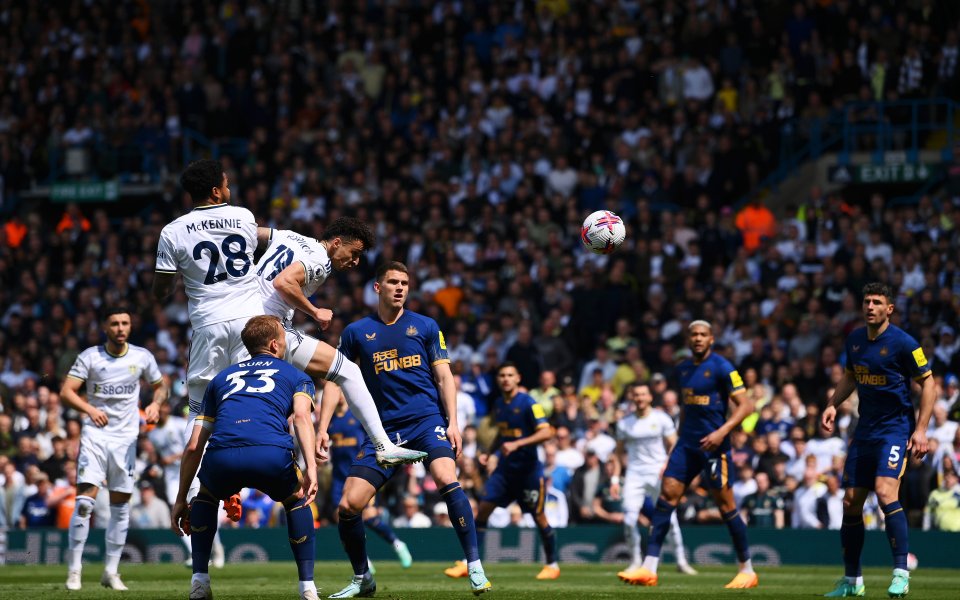 Отборите на Лийдс и Нюкасъл Юнайтед играят при резултат 1:0 в