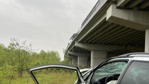 Лек автомобил е паднал от мост на АМ Струма Инцидентът