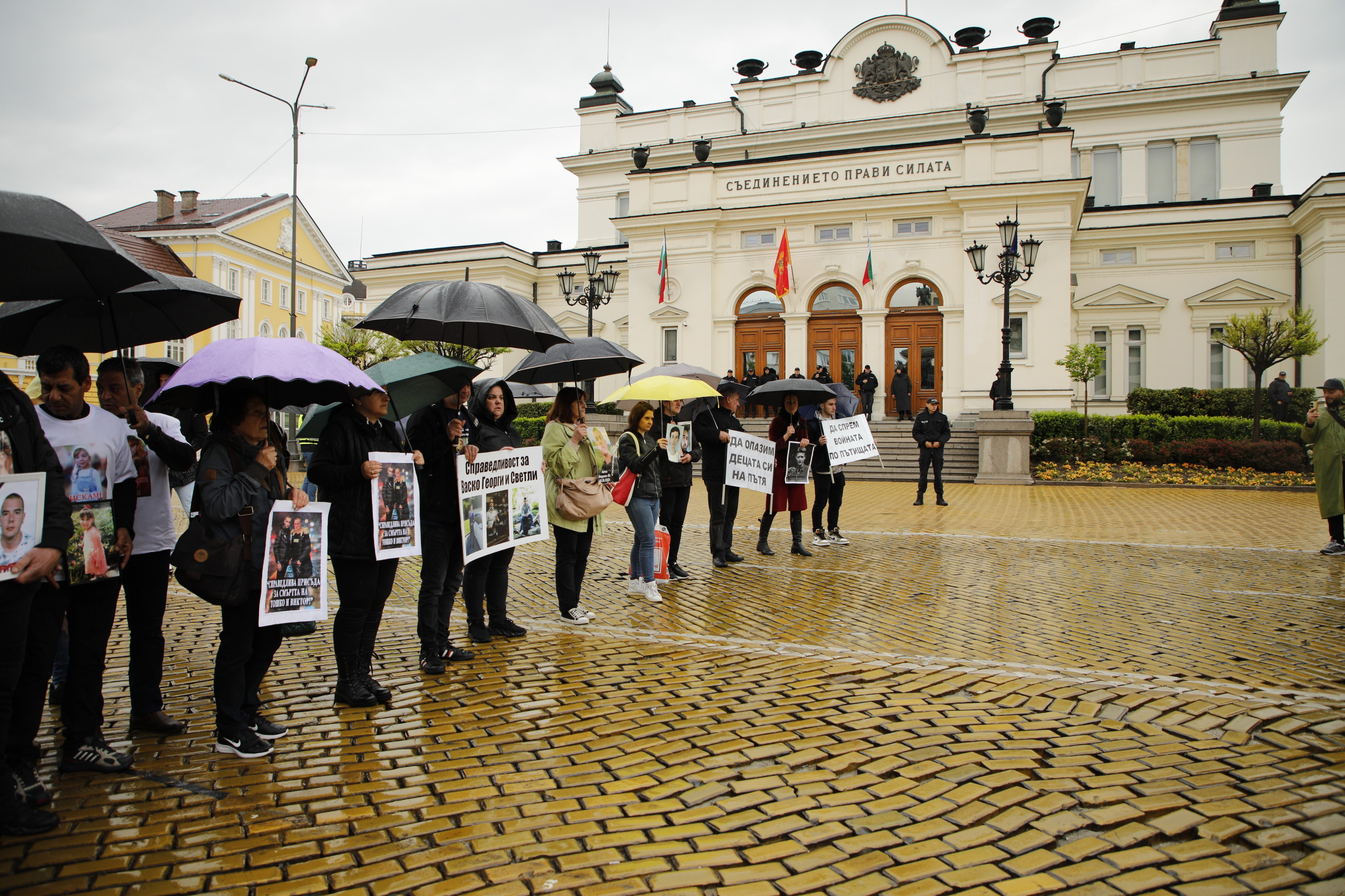 <p>Под мотото &quot;Стига търпимост!&quot; десетки хора се събраха днес пред сградата на Народното събрание в София на протест след серията тежки катастрофи с ранени и загинали.</p>