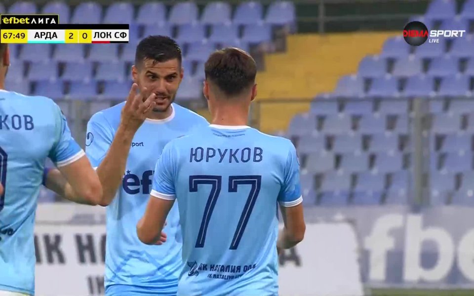 Илия Юруков достигна до отбита топка и веднага отправи мощен