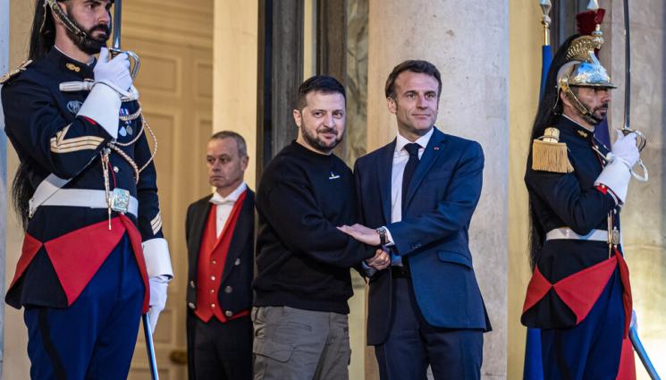 Зеленски - Франция изпраща на Украйна десетки бронирани автомобили и танкове