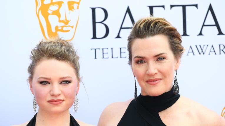 Кейт Уинслет и дъщеря Миа по червения килим за телевизионните награди на БАФТА