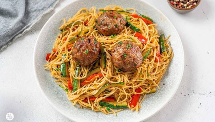 рецепти - Гответе с matekitchen.com: Бърза и вкусна паста с кюфтета и тиквички