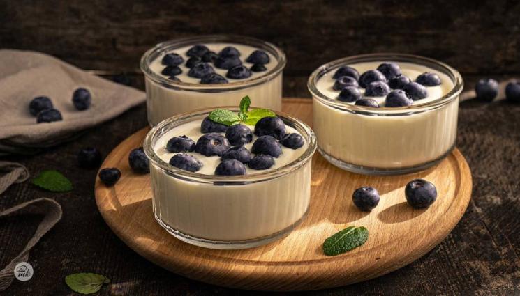 рецепти - Гответе с matekitchen.com: Цедено кисело мляко с пресни боровинки (ВИДЕО)