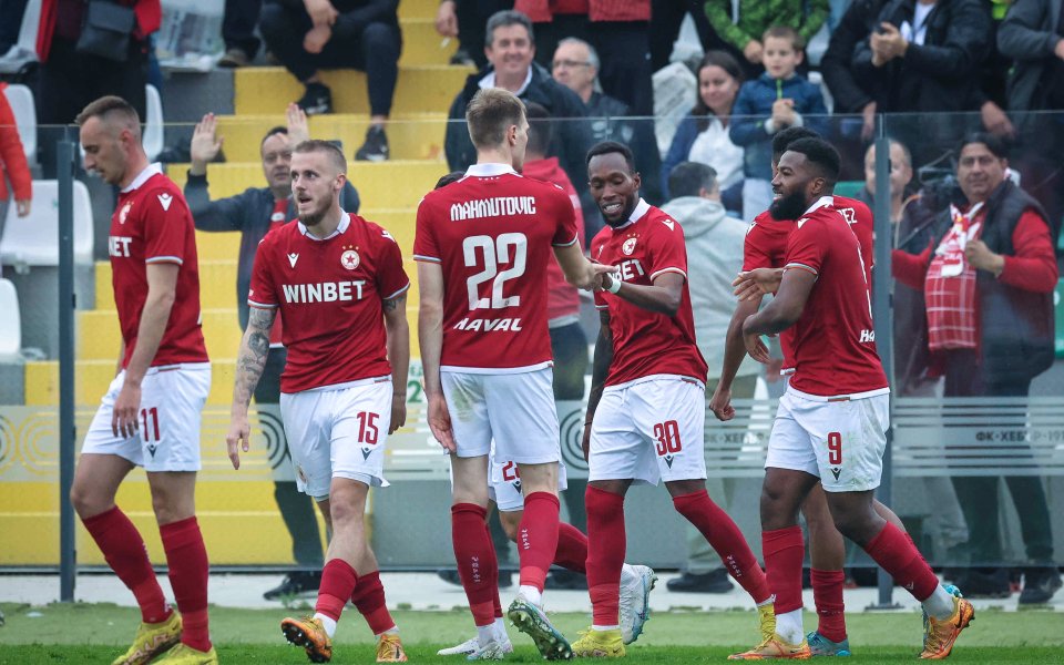 Централният защитник на ЦСКА Енес Махмутович “изгоря за решителния сблъсък с Лудогорец. Двубоят