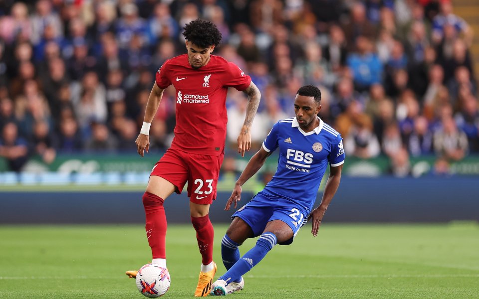 Отборите на Лестър и Ливърпул играят при резултат 0:2 в мач