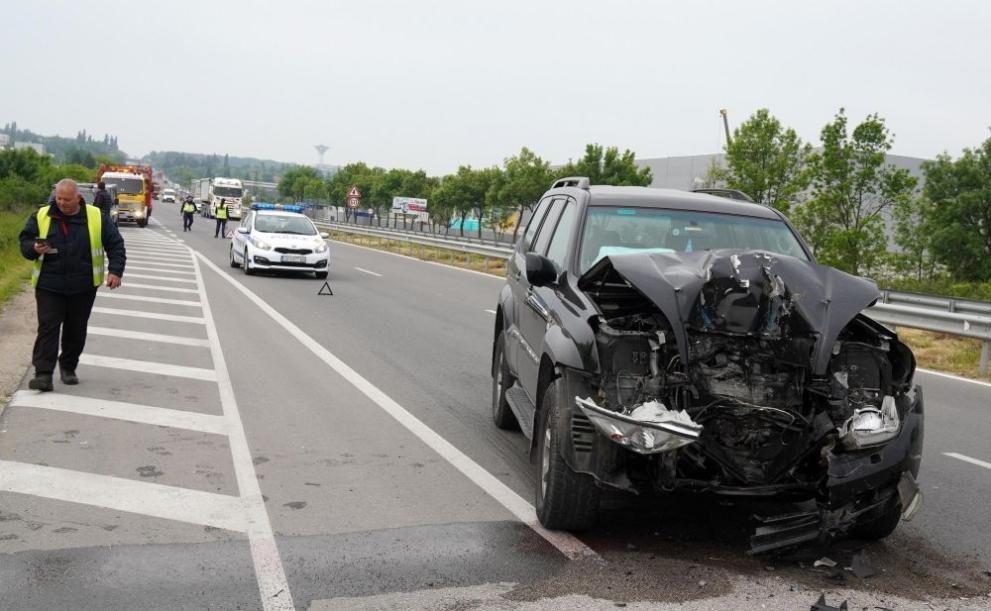Джип е с размазана предница след сблъсък с трактор до