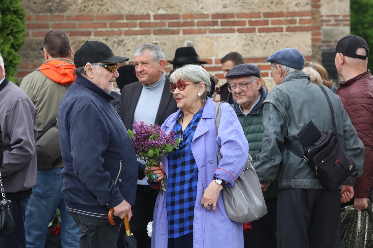 Прощаваме се с голямата актриса Емилия Радева. Нейни близки и приятели се събраха в столичния храм "Св. Седмочисленици", за да я изпратят в последния ѝ път.