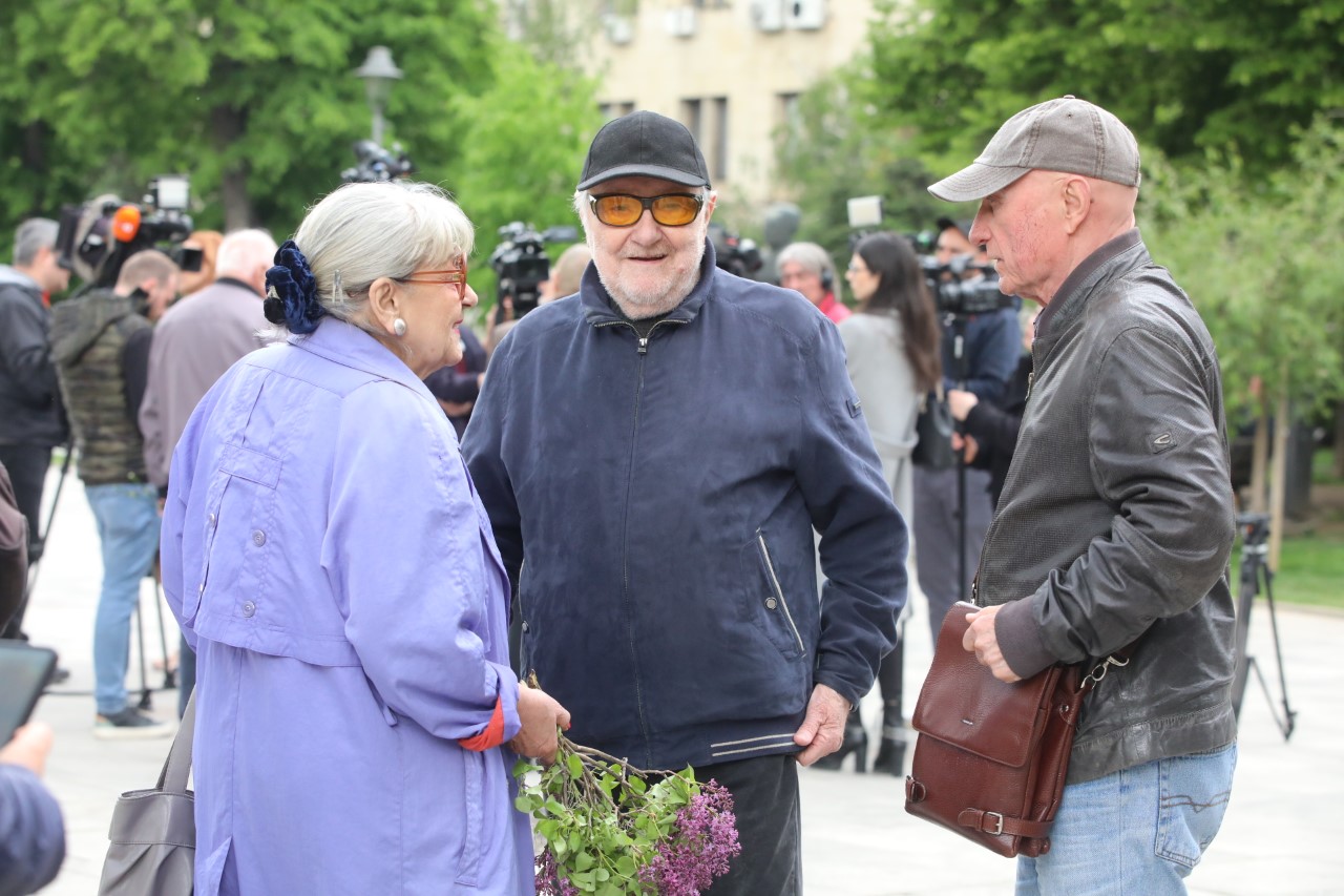 Прощаваме се с голямата актриса Емилия Радева. Нейни близки и приятели се събраха в столичния храм "Св. Седмочисленици", за да я изпратят в последния ѝ път.