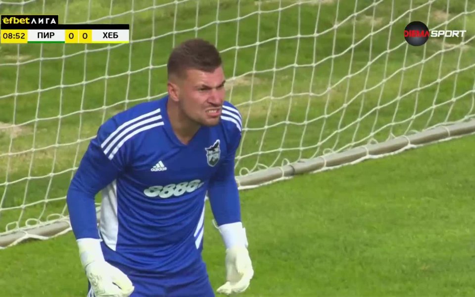 Във видеото може да видите страхотната реакция на вратаря на