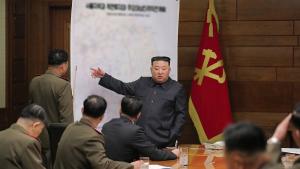 Севернокорейският лидер Ким Чен ун инспектира станция за военни сателити съобщи