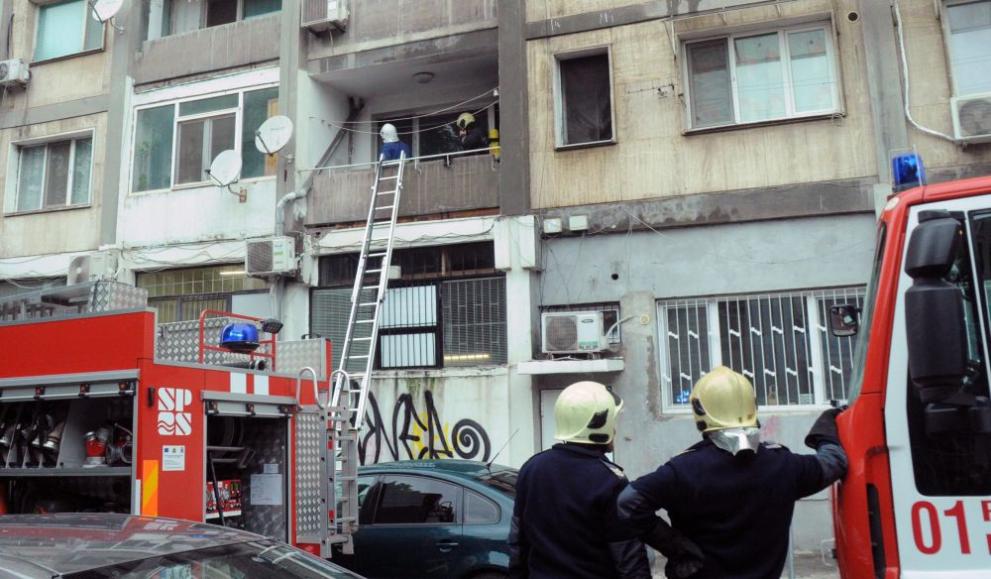Късо съединение предизвика пожар в апартамент в Бургас. Съседи от