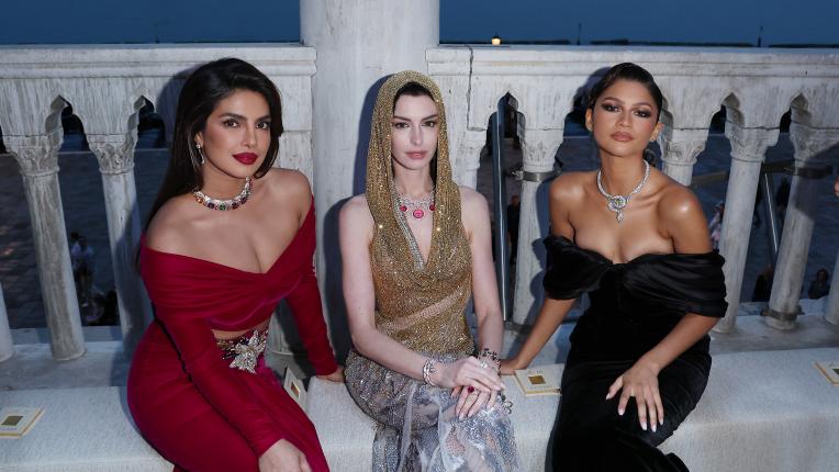 Тройна сила: Приянка Чопра, Ан Хатауей и Зендая заблестяха с диаманти Bulgari във Венеция