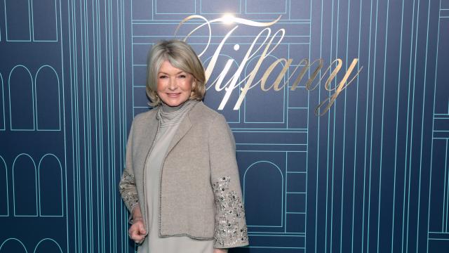 Марта Стюарт разби клишетата: Позира по бански на 81 за корица на списание (СНИМКИ)