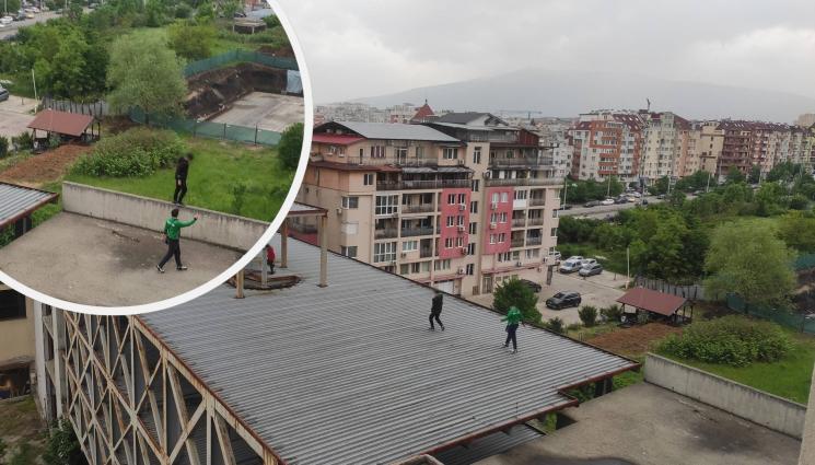 Люлин - ОПАСНО ЗАБАВЛЕНИЕ: Малчугани играят по необезопасени покриви на сгради в столицата (СНИМКИ)