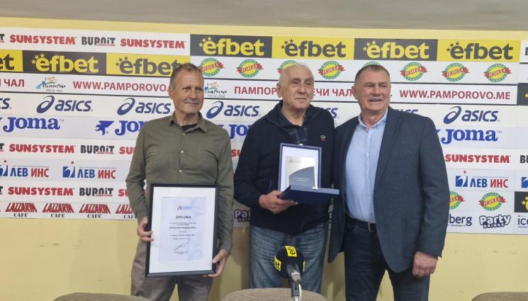 Добромир Карамаринов - Признание: Президентът на Европейската атлетика Добромир Карамаринов награди статистикът Александър Вангелов и треньора Христо Гергов с призове от ЕА