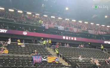 Феновете на Олимпиакос се забавляват преди мача с Монако Двата