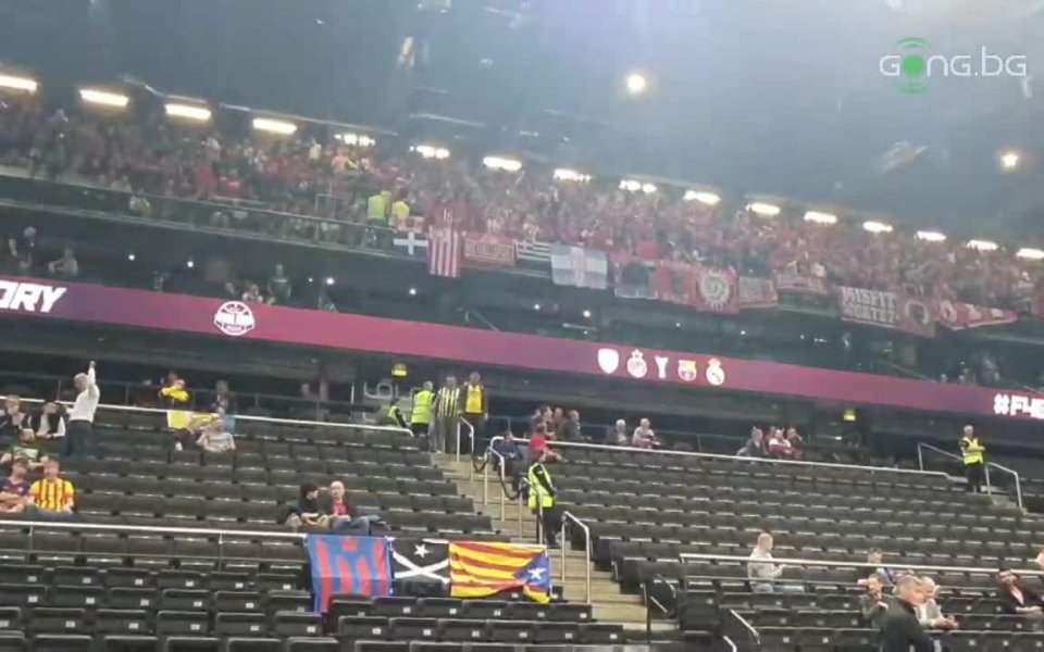 Феновете на Олимпиакос се забавляват преди мача с Монако. Двата