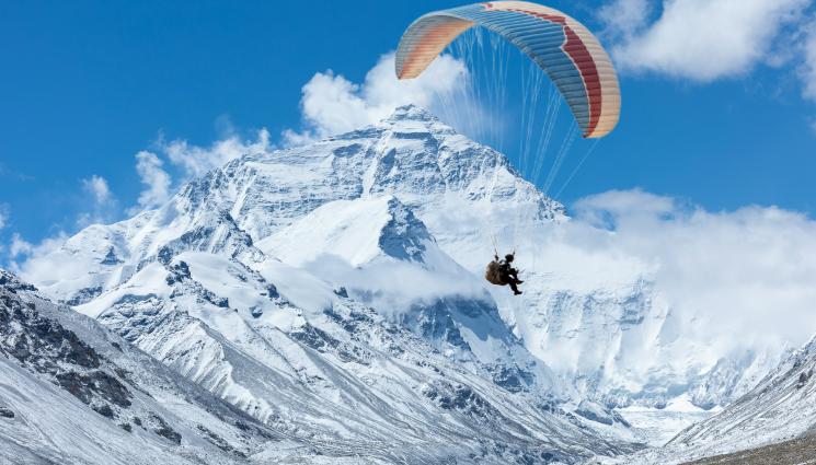 a - ЕКСТРЕМНО ПРИКЛЮЧЕНИЕ: Китайски алпинист скочи с парапланер от Еверест