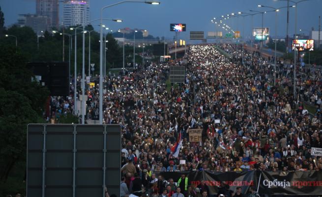 Огромен протест блокира Белград