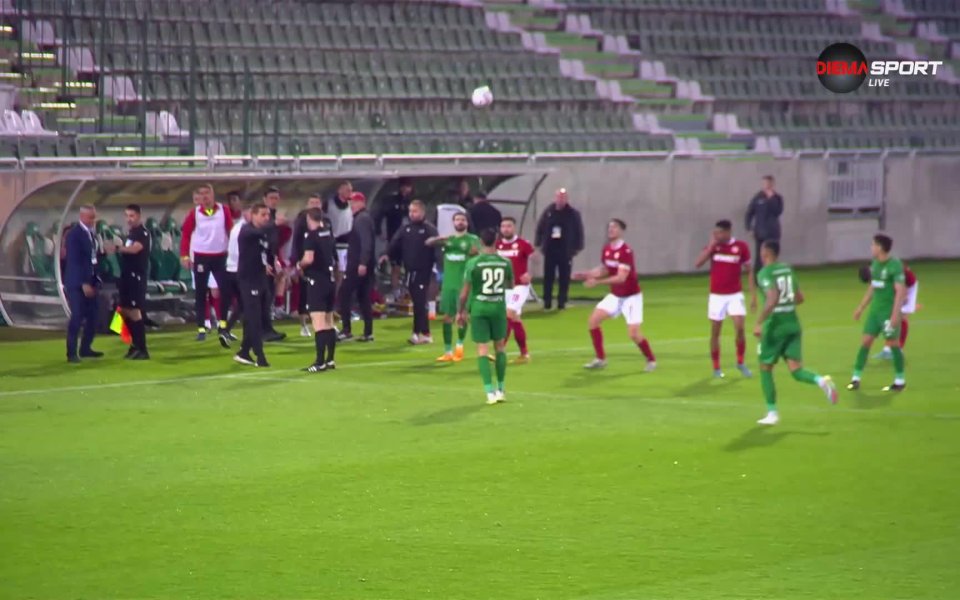 Червен картон за един от помощниците на Саша Илич, след