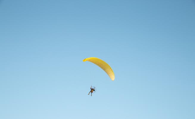 Парапланерист падна върху покрива на новооткрит храм в Пловдив