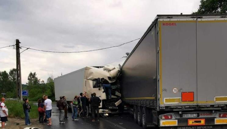 катастрофа тирове румъния - ПРОДЪЛЖАВА АДЪТ НА ПЪТЯ: Брутална катастрофа между три тира блокира важен проход