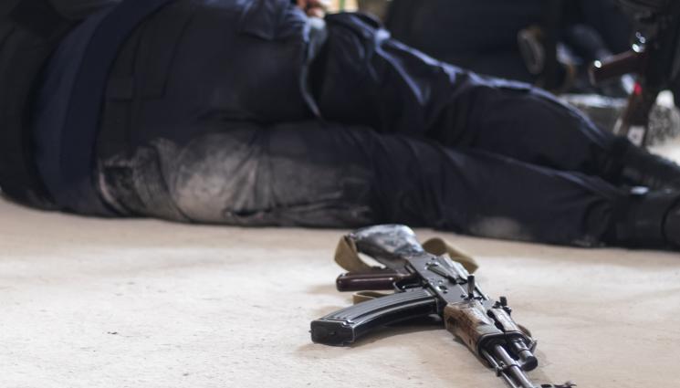 автомат оръжие Калашников - ИЗВАДИХА АВТОМАТИТЕ: Два враждуващи рода си спретнаха война като на кино