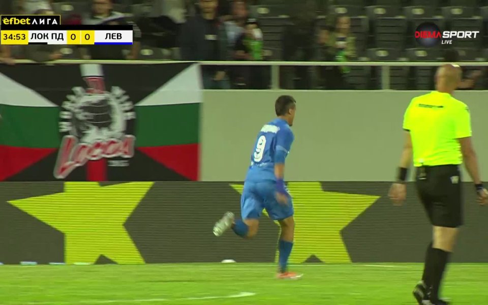 Отборът на Левски поведе на Локомотив Пловдив след безобразна грешка