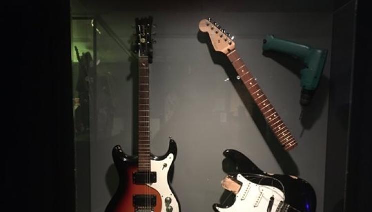 китара - Фен хвърли 600 хил. за счупената китара на Кърт Кобейн