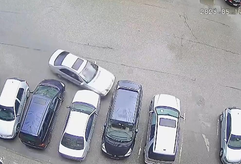 Млад шофьор помете паркирани автомобили в Ямбол, научи . Катастрофата