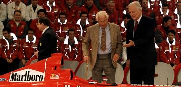 <p>Джани Аниели по време на представянето на болида F399 на Скудерията за сезон 1999.</p>