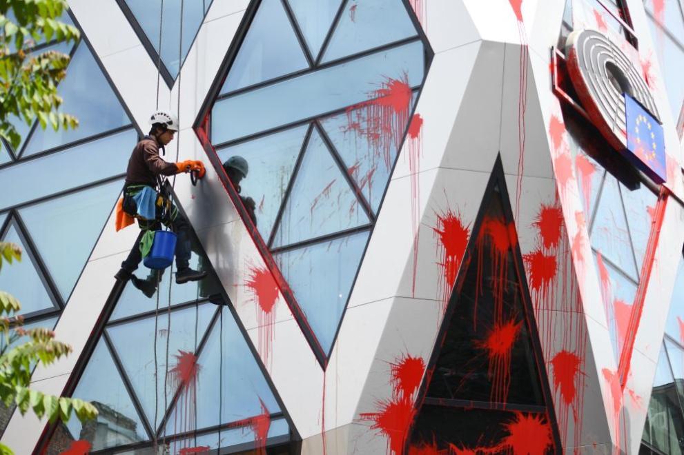 Почистват сградата на Европейската комисия (ЕК) В София, след като