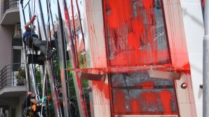 СДВР издирва извършителите напръскали с червена боя сградата на ЕК