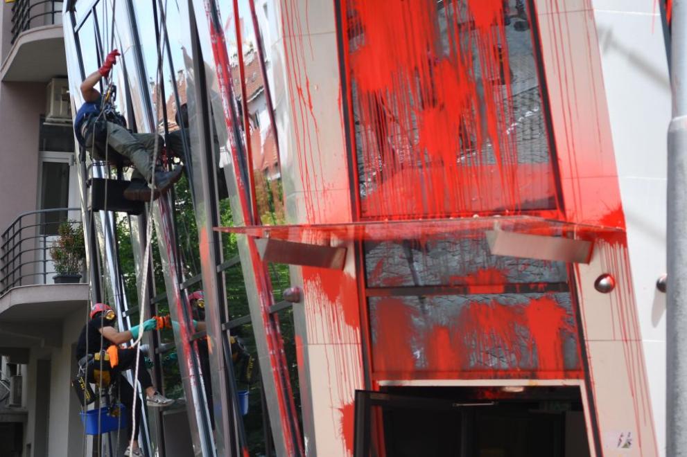 СДВР издирва извършителите, напръскали с червена боя сградата на ЕК,