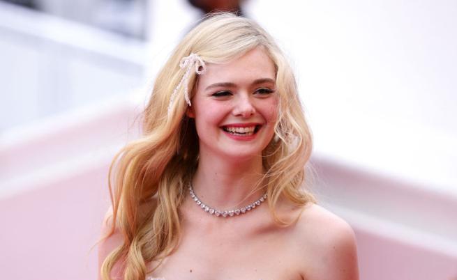 В рокля от метални пера: Ел Фанинг блесна с визия в Кан (СНИМКИ)